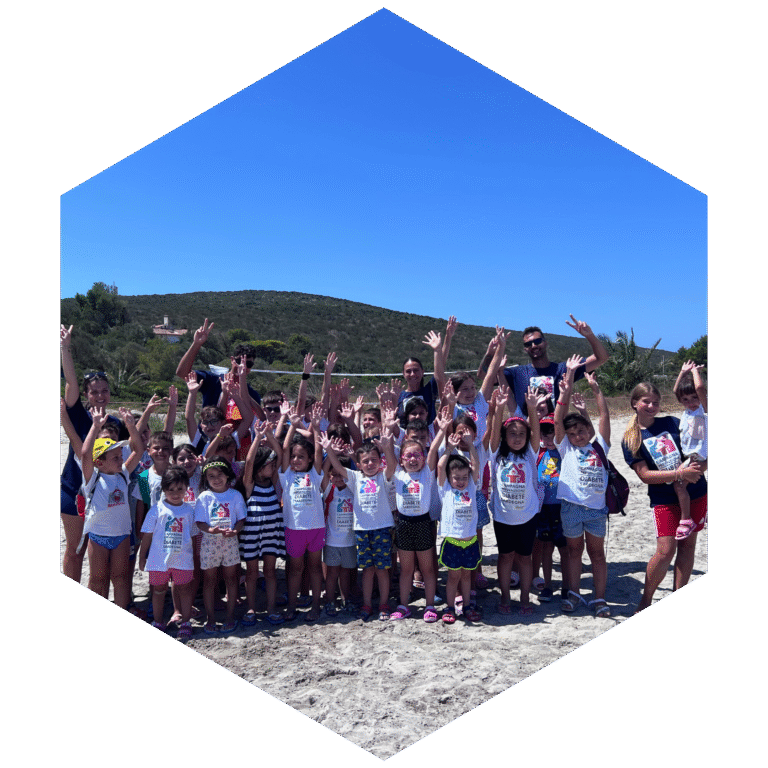 foto di gruppo con bambini e staff del camp estivo sardinian in spiaggia