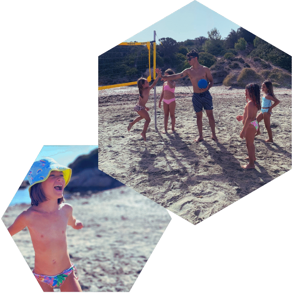 bambini che giocano felici in spiaggia al camp estivo sardinian